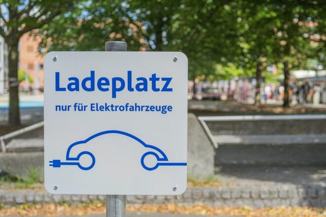 Symbolfoto E-Ladeplatz für Elektrofahrzeuge