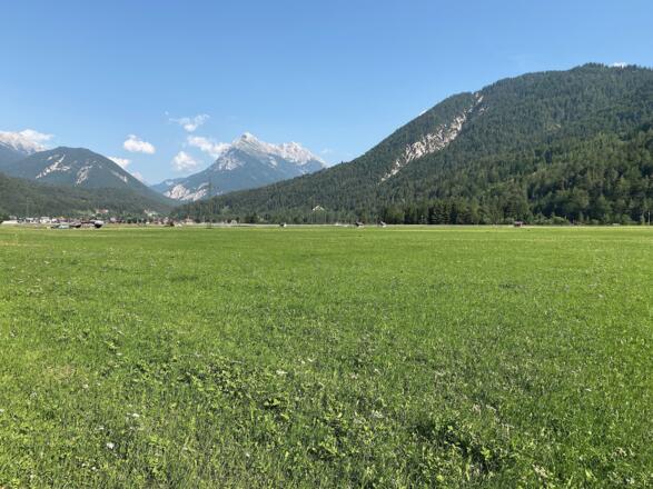 Zurück in Scharnitz, führt Route zu Beginn über Felder nach Gießenbach.
