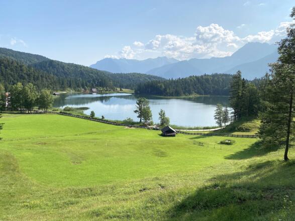 Nach der Auffahrt von Mittenwald, erreicht man den Lautersee ...