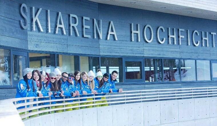 Schischullehrer vor der Arena