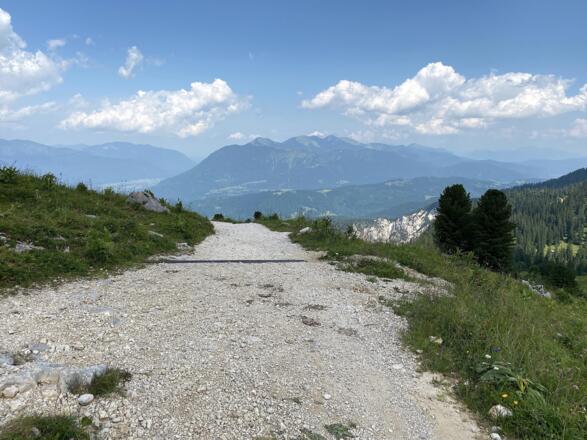 Nach Norden schweift der Blick bereits weit ins Alpenvorland hinaus.