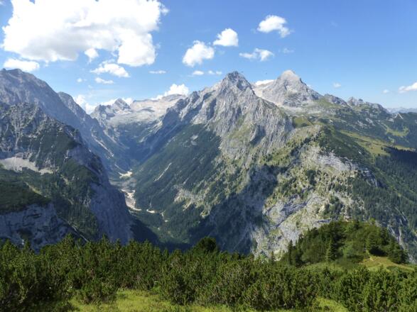 Wandert man ein paar Meter bergwärts, öffnet sich ein grandioser Blick auf das Zugspitzmassiv mit der Alpspitze.