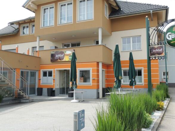 mit Terrassenbetrieb im Sommer