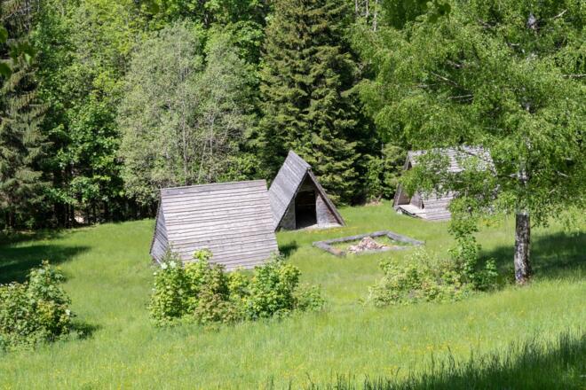 Lagerfeuerstelle mit Hütten