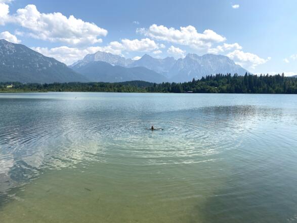 Am Barmsee sollte man unbedingt einen Stopp einlegen und das kühle Nass genießen.