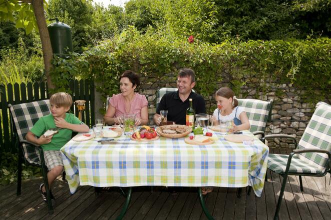 Gemütlich frühstücken oder Abendessen im Garten