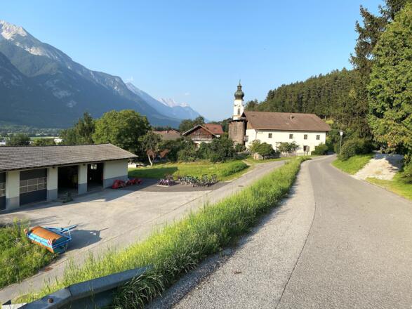 Das kleine und sympathische Dörflein Afling. Kurz nach der Kirche fährt man hinunter nach Völs und weiter nach Innsbruck.
