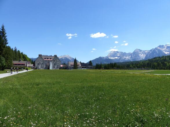 Auch am bekannten Schloss Elmau, das mittlerweile als Hotel umfunktioniert wurde, führt die Route vorbei.
