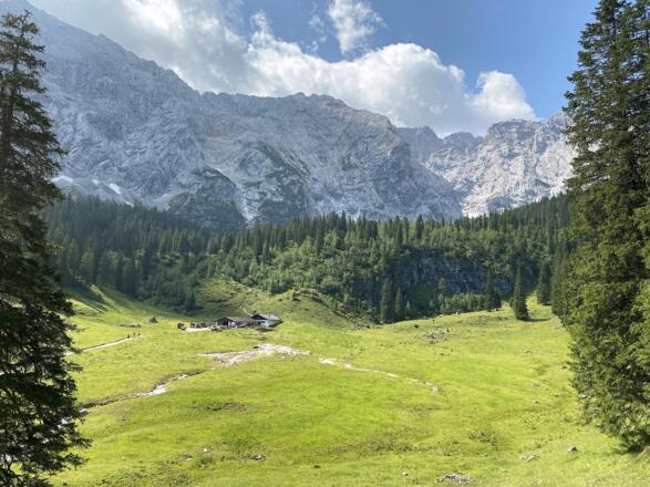 Blick hinüber zur Wettersteinalm. Von hier geht es steil hinauf zum Schachen.
