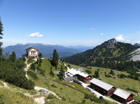 Das Ziel ist erreicht. Links das Königsschluss und rechts das Berggasthaus Schachen, das zu einer Einkehr einlädt.