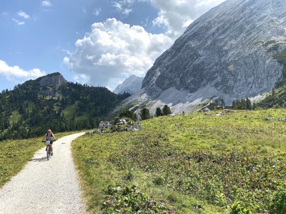 Nach der Waldgrenze wird der Güterweg flacher und man kann die Auffahrt richtig genießen.