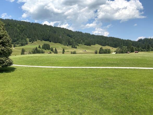 Die Route führt durch eine gepflegte Kulturlandschaft.