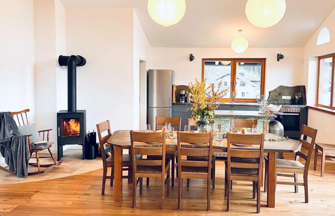 Der ideale Treffpunkt der Fewo zwischen Berg und Bach ist der großen Naturstein-Tisch, er bietet  Platz für 10 Personen.