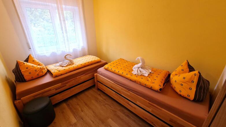 2ter Schlafraum mit 2 weiteren Betten