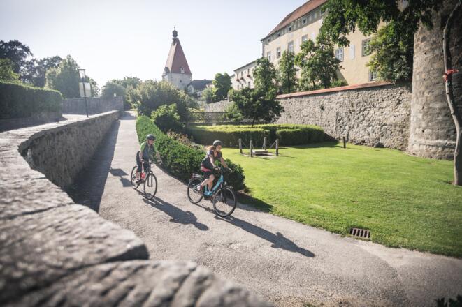 Radfahren entlang der Freistädter Stadtmauern