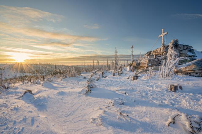 PloeckensteinSonnenstrahlenGipfelkreuz_FerienregionBoehmerwaldLeitnerFotografie