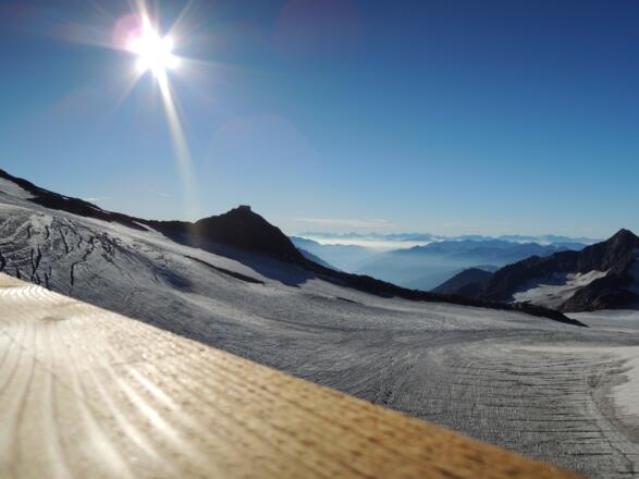 Aussicht zum Becherhaus von der Müllerhütte. Am Horizont die Dolomiten.