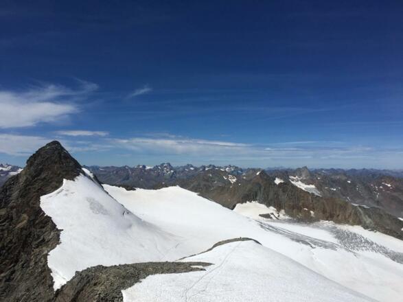Zuckerhütl Ostgipfel mit Sulzenauferner, im Hintergrund Paffenjoch. Aufnahmen vom wilden Pfaff.