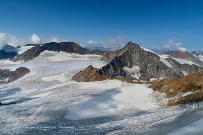 Müllerhütte vom Wilder Freiger aus gesehen. Rechts im Bild ist der Grat, wo der Lübeckerweg endet.