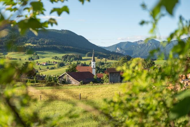 Blick auf Saulgrub im Naturpark Ammergauer Alpen
