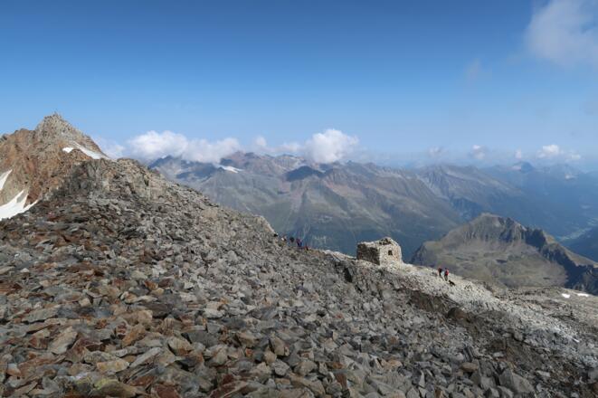 Zollhütte zwischen Signalkopf und Gipfel vom Wilden Freiger (ganz links)