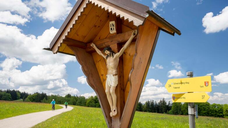 Das Wegkreuz auf dem Schwarzenberg hoch über Neukirchen
