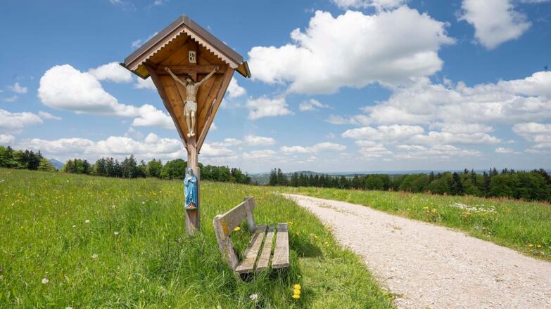 Das Wegkreuz auf dem Schwarzenberg hoch über Neukirchen