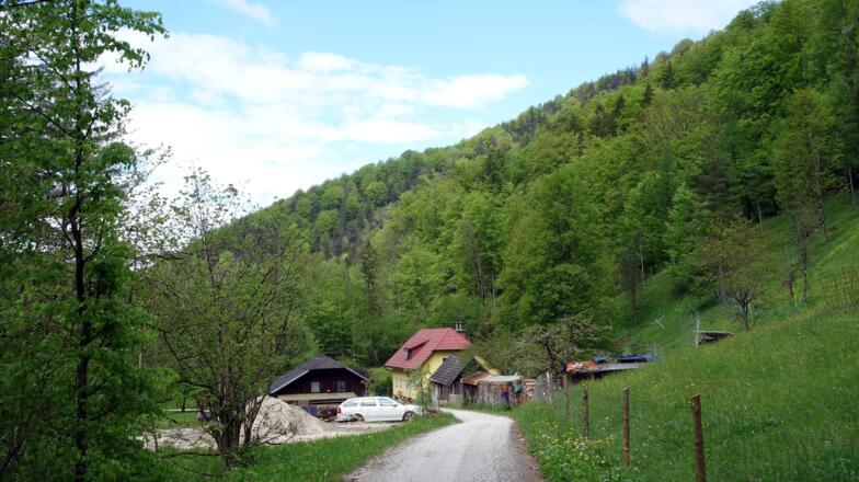 Letztes Haus, vom P ~555m  in Sicht.