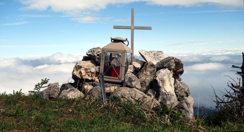 Gr.Spitzberg 1396m mit kleinem Kreuz und Gipfelkasette
