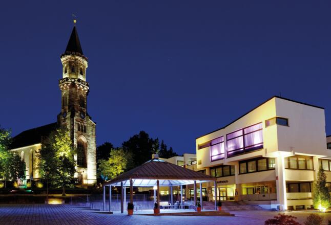 Neustadt bei Coburg bei Nacht | Stadtkirche St. Georg und Rathaus