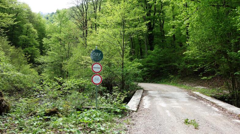 ~555m, rechts vor der Brücke parken.