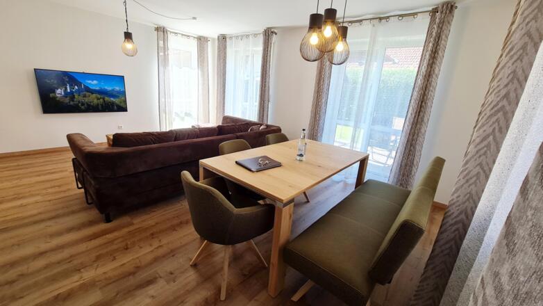 Wohn-Lounge mit XL-Sofa und bequemer Essgruppe