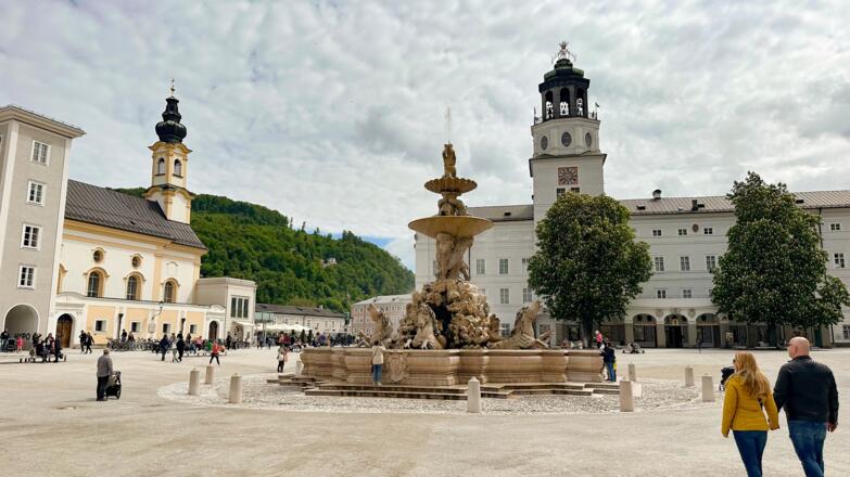 Residenzplatz mit dem Brunnen mitten in der Altstadt