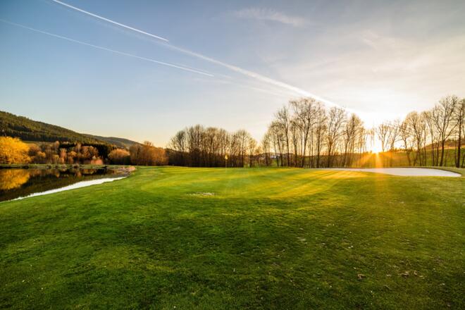 Golfplatz bei Abendsonne