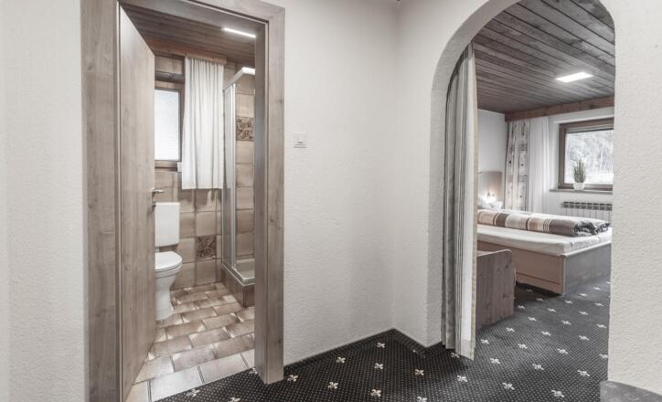 Dreibettzimmer mit Badezimmer