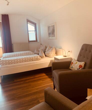 Schlafzimmer mit Sitzecke