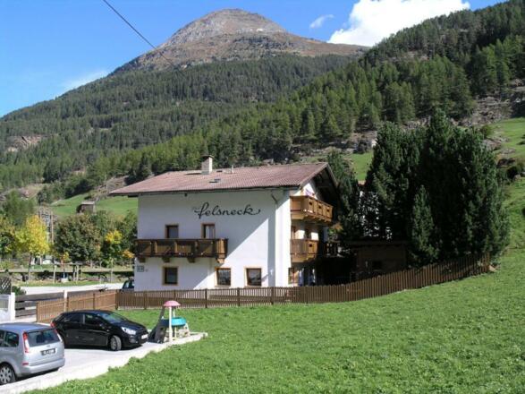 Haus Felsneck im Sommer