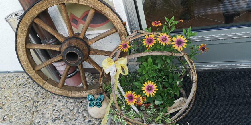 altes Wagenrad beim Eingang
