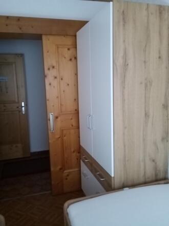 Zweibettzimmer Schrank