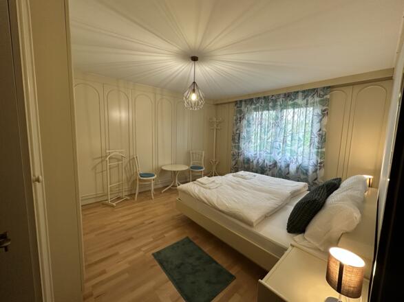 erster Schlafbereich mit Doppelbett