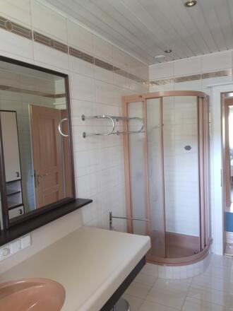 Badezimmer Apartment Bergblick