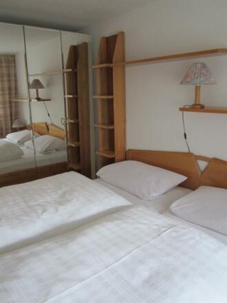 FeWo Schlafzimmer Regalwand