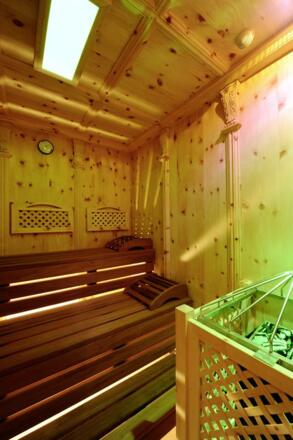 Zirmsauna mit Farblichttherapie