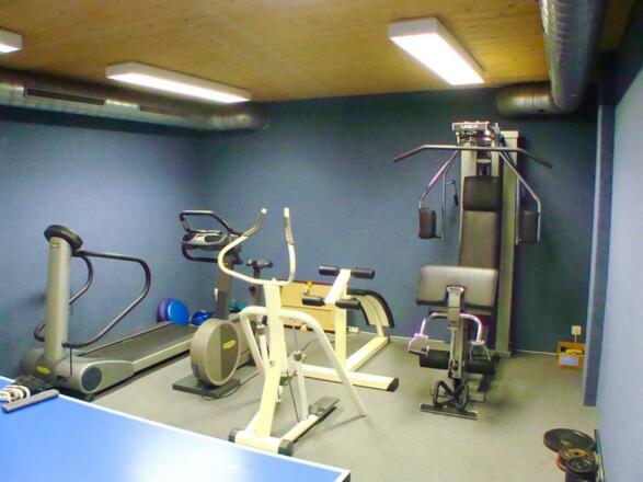 Fitnessraum mit Tischtennisplatte