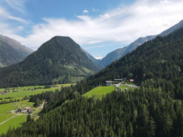 Hofansicht mit Blic auf die Hohen Tauern