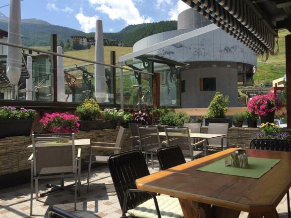 Sonnenterasse u. neue Giggijochbahn im Hintergrund