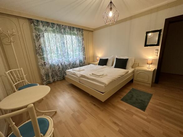 erster Schlafbereich mit Doppelbett