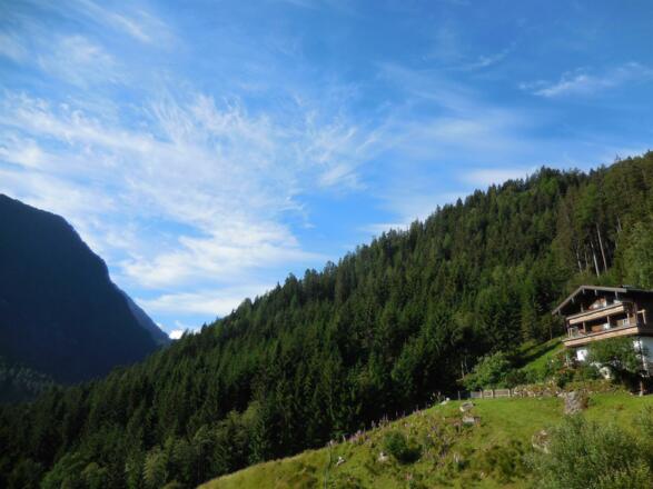 Hausansicht mit Blick ins Obersulzbachtal
