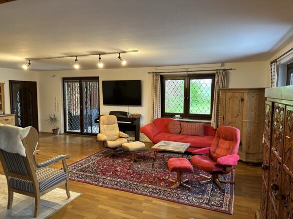 Wohnbereich mit Zugang zur Terrasse und dem Garten