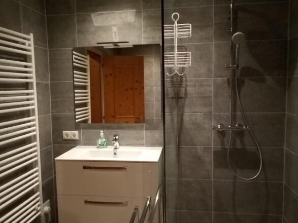 Bad, Waschtisch und XXL Dusche barrierefrei